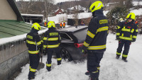auto v domě1 GkAA5JvW0AEN5kO